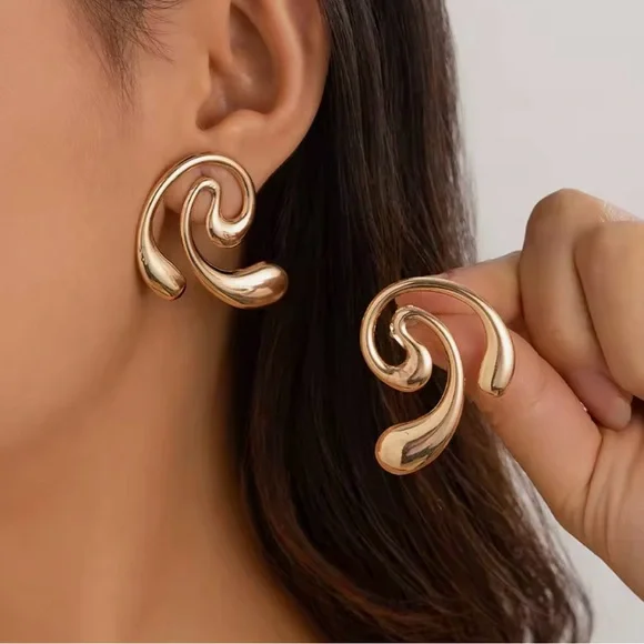 NEW Elegant Gold Swirl Earrings - Picture 3 of 4